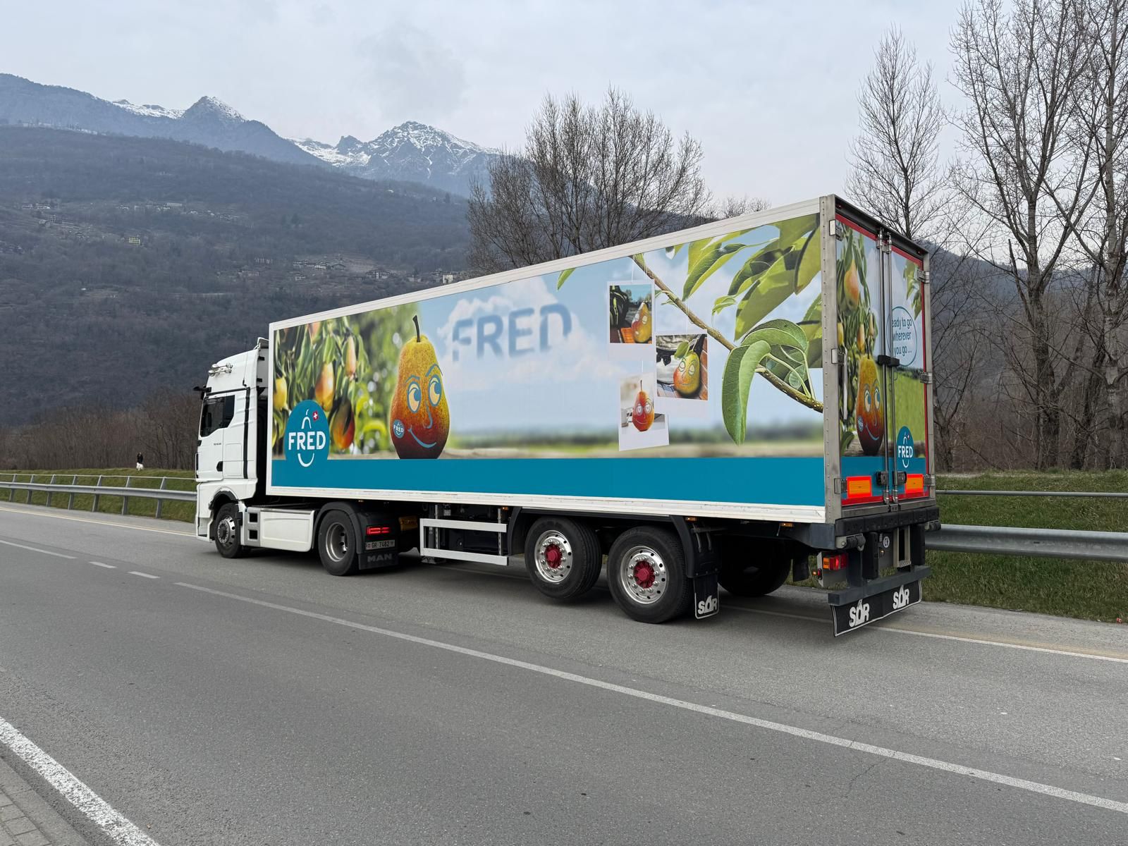 LKW von FRED die Birnen fährt in den Alpen